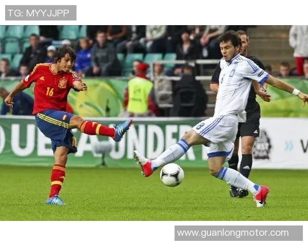 西班牙足球球星辉煌历程与绿茵赛场上的荣耀时刻